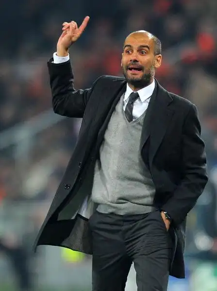 图为瓜迪奥拉在场边做手势.注册全真网页fm赢ipad