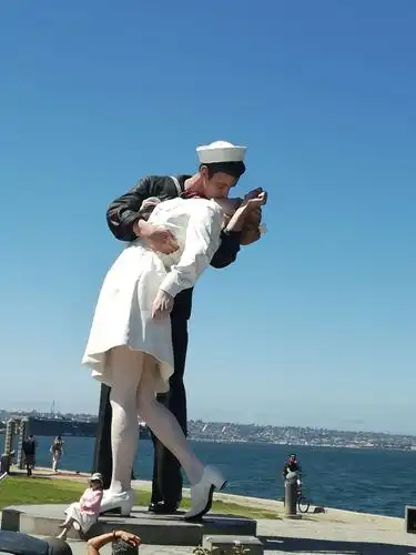 二战结束以后的"胜利之吻"著名雕塑.