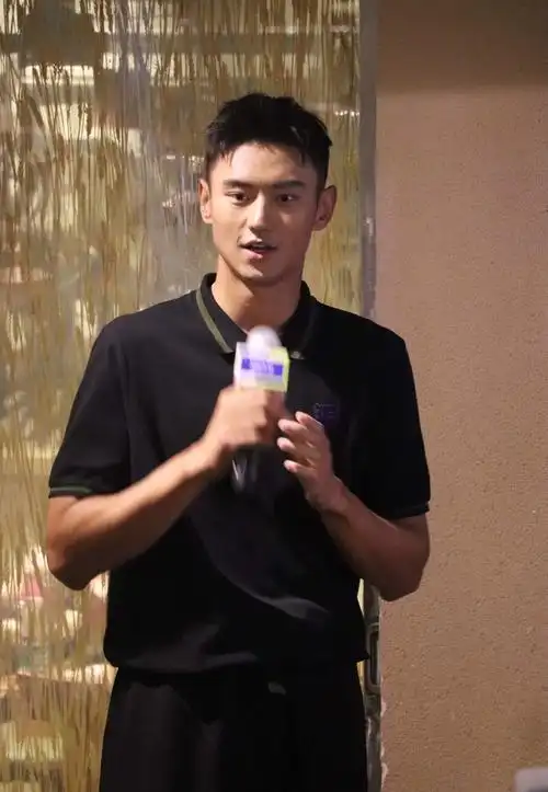 宁泽涛的穿搭值得一学,"模特身材"气场十足,温柔又有男人味