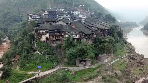 名镇,被列入全国100个红色旅游经典地之一,以丙安古镇为中心的丙安