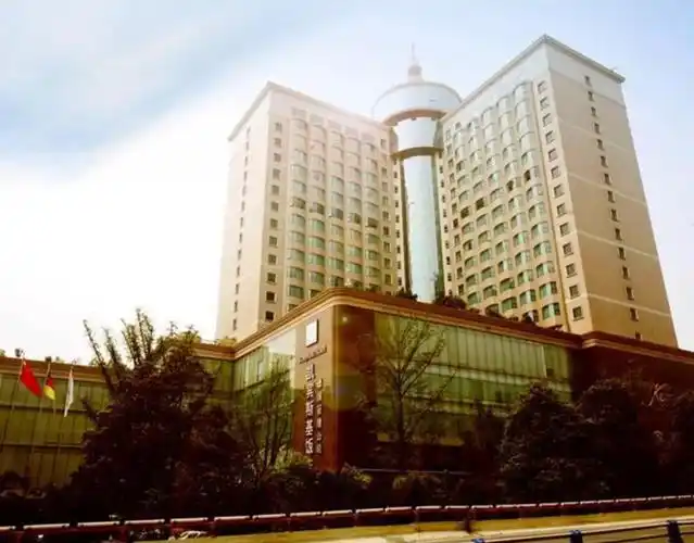 电梯控制系统行业属性:酒店项目描述:成都凯宾斯基饭店是成都市最新的