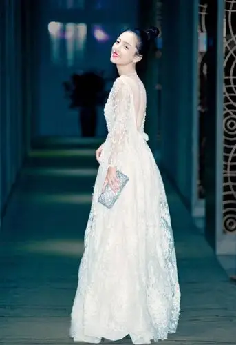 吴倩低胸装露背礼服性感活动照图片