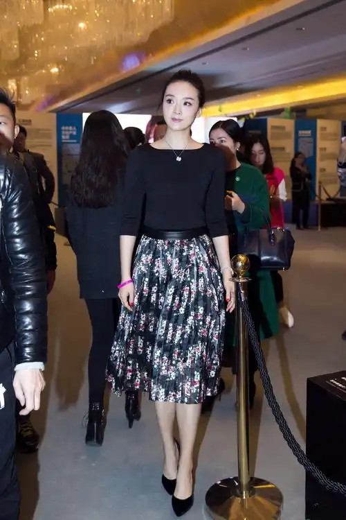 45岁王艳真不低调,穿印花裙气质优雅,扎马尾轻松美回"晴格格"