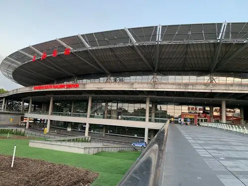 2019.8.6.45团科研站上海同事与李亚军携家人一起在上海火车站南站,榕