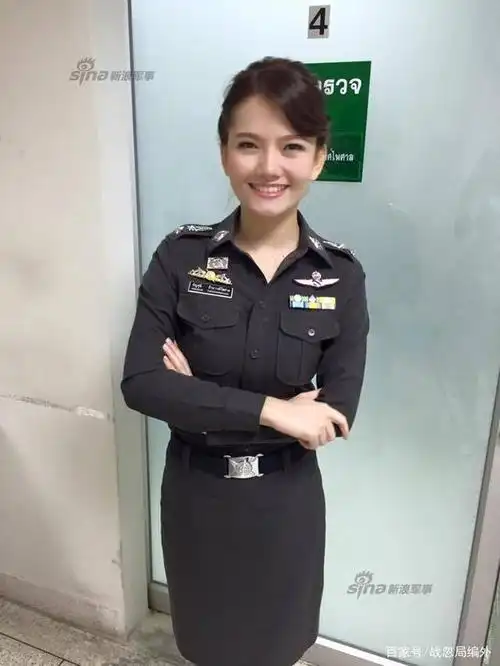 泰国最美女警花,不光颜值高,笑容能把人融化,像极了明星刘涛