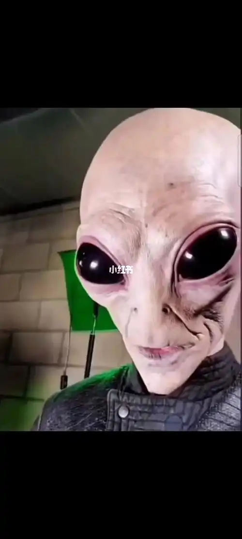 多年外星人形象的科学技术天空飞碟制造天气云雨雪风闪电龙卷风和台风