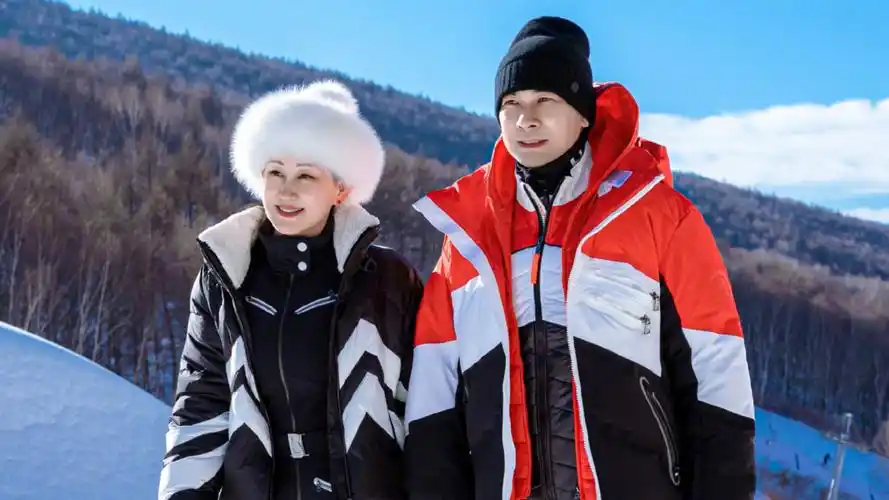 赵文卓夫妇出行十指紧扣,张丹露白到发光贵妇范,结婚17年恩爱如初