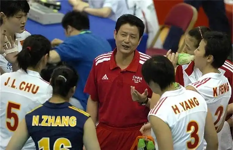 昔日女排主帅,和郎平亦师亦友,前妻意外离世后,二婚娶女排队员_陈忠和