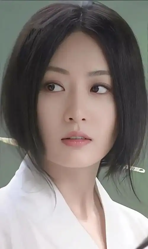 随着两人之间越来越频繁地接触,外界也开始有传言称,胡歌追求过白冰