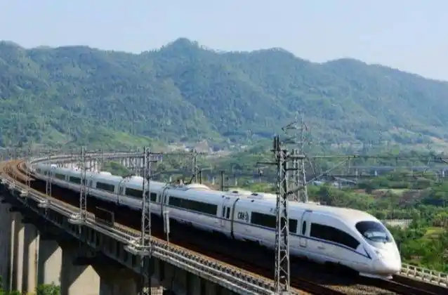 这条高铁叫做石雄城际铁,这条铁路是京津翼城际铁路网和雄安新区规划