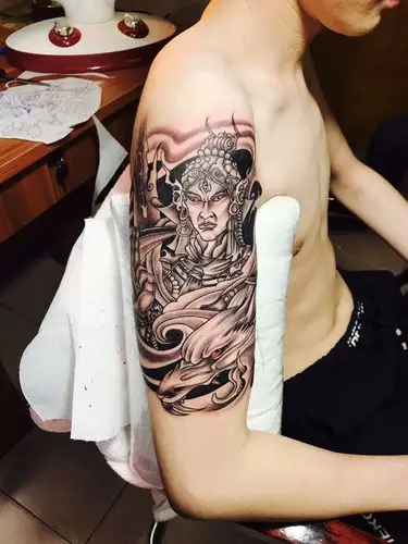 手臂处的威武二郎神纹身图案