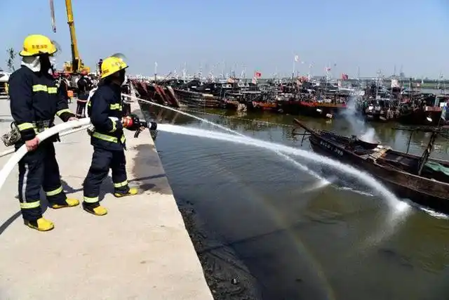 海上救援演练 守护渔民安全(自采)
