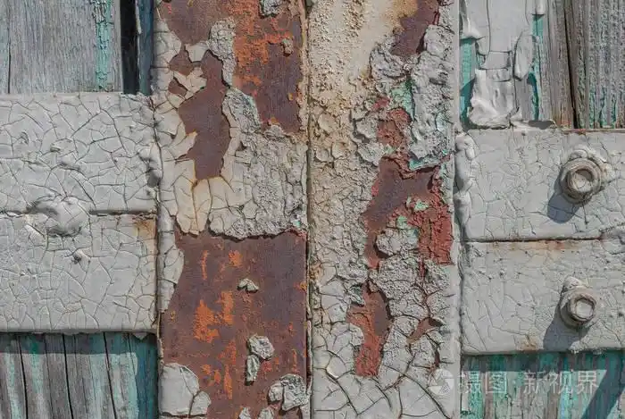 漆铁表面有大的生锈和金属腐蚀, 剥落的油漆, 陈旧的背景与剥落和开裂