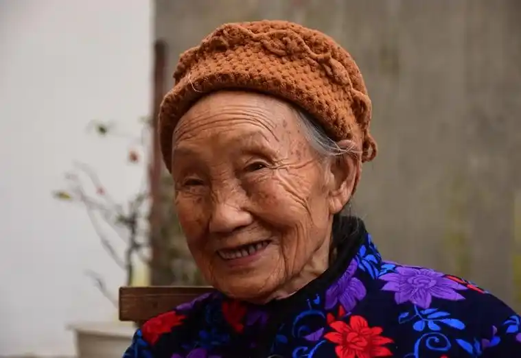 图为眉开眼笑的百岁长寿老人简秀英(赵洋君 摄)