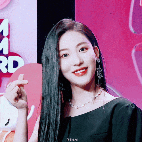 孙芮在首张个人ep同名主打《sugarfree》舞蹈版mv中,于暗夜古堡帅气跳