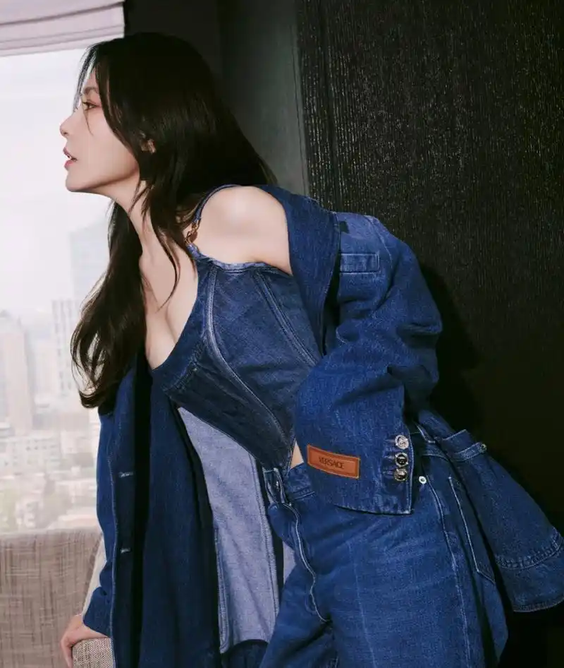 曾黎牛仔吊带内衣写真,这身材太性感了,满满的女人味!