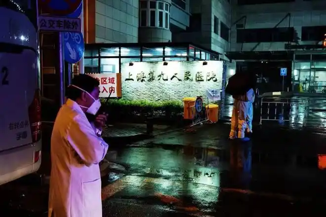 5月9日,上海第九人民医院北部院区新冠救治定点医院单日出院达百人