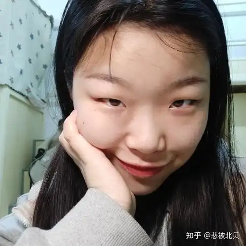 有没有那种单眼皮小眼睛塌鼻梁厚嘴唇但还挺好看的女生?