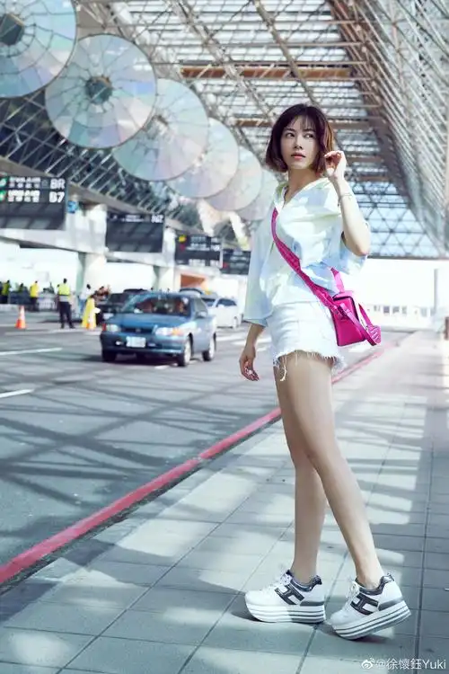 41岁徐怀钰晒机场美照,大长腿配短发简直是少女!