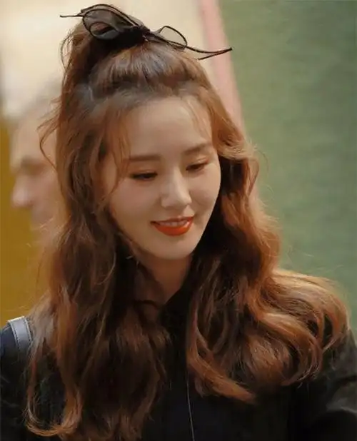 曝刘诗诗活动生图,卷发高马尾很是俏皮可爱,诗与狮异曲同工之妙|马尾