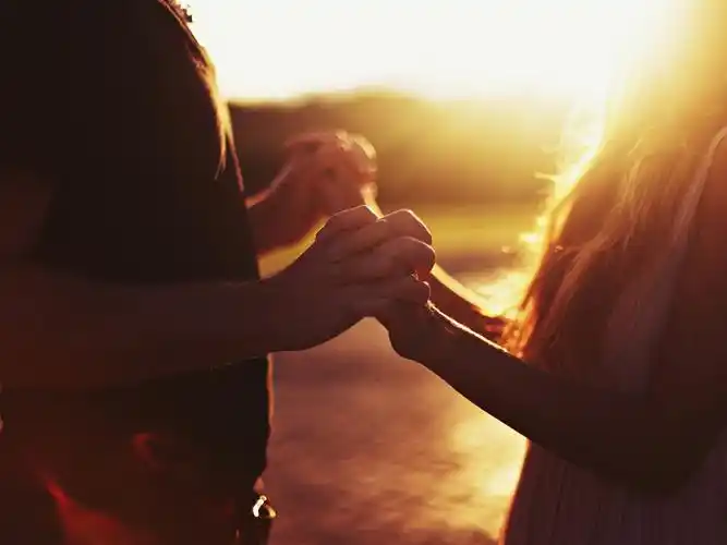 陪伴是最长情的告白,爱情,牵手,阳光,唯美,甜蜜,情人节每日精品壁纸