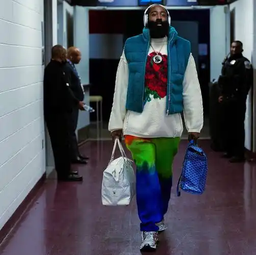 走在时尚潮流的前沿哈登晒酷照打球前穿搭要整好