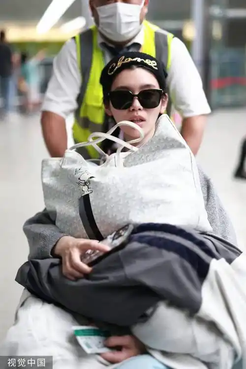 奚梦瑶坐轮椅现身上海机场面色疲惫疑似节目受伤