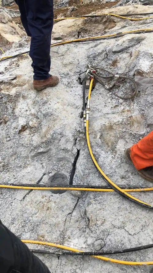 矿山开采岩石劈裂棒