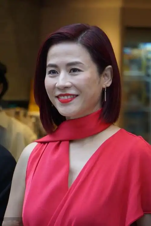 原创宣萱近照太真实,眼袋皱纹一目了然,全靠"自然之美"在撑