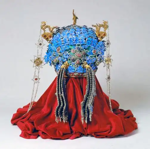 p>明孝靖皇后三龙二凤冠,是1956年出土于北京 a target="_blank"