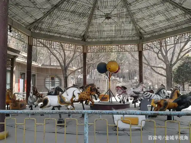 今天看到,五泉山公园部分游乐设施由于年头久远,已经停止了运行.