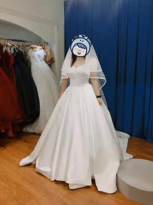 试婚纱拍照片回来,我妈要我不要选白色婚纱,要选红色的