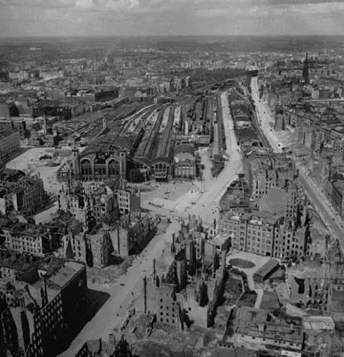 原创直击柏林战役后的真实老照片:看看纳粹德国败亡之时的惨状