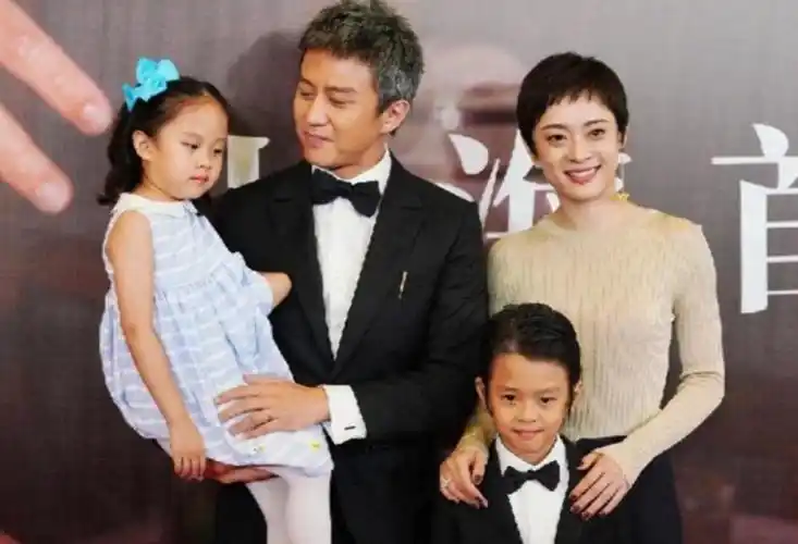 邓超一家四口逛街!孙俪牵女儿小花穿搭休闲,等等颜值高身高瞩目