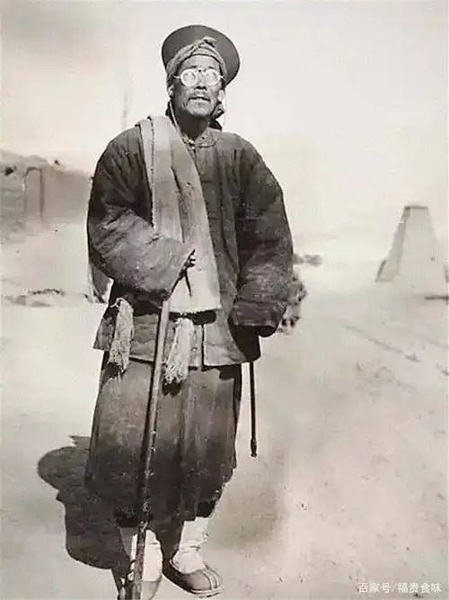 原创旧社会穷人真实老照片衙役衣服破破烂烂山里少年地里拾粪取暖