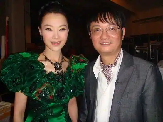 央视晚会歌声飘过30年吕薇造型出彩