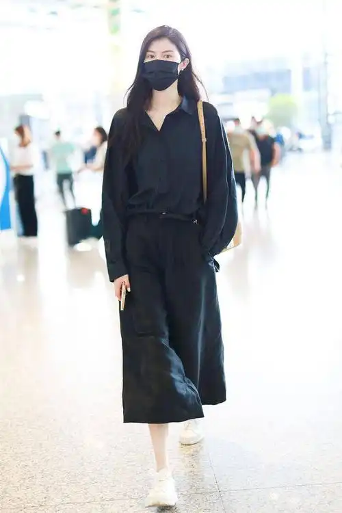 2021年6月3日,上海,何穗机场街拍.何穗身穿黑衬衫.