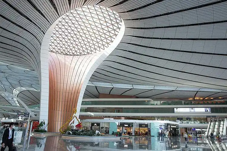 白天北京大兴机场室内候机室建筑风光