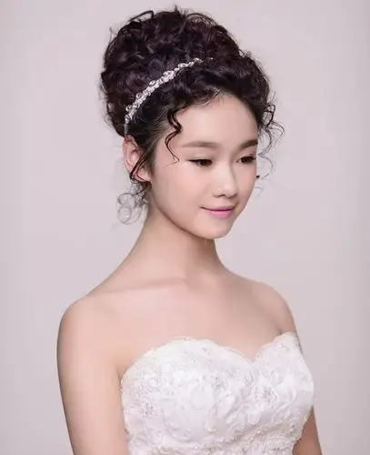 高发髻式新娘盘发造型 打造新娘**优雅的一面