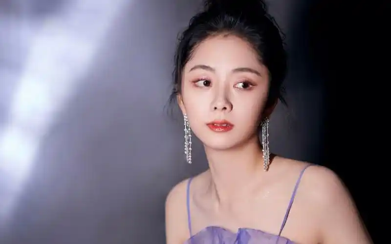 谭松韵紫色吊带裙性感写真图片-美女壁纸-高清美女图片-第8图-娟娟