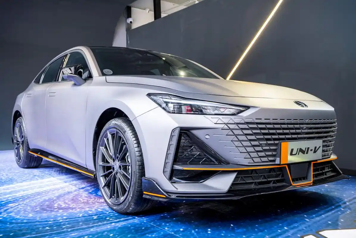 长安uni-v新设计,亲民"西装暴徒"风格,插电混动换技术