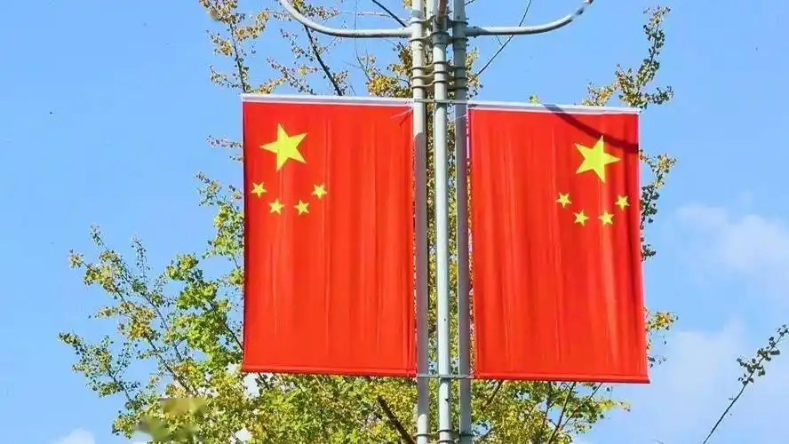 达城街头最美主题色_五星红旗