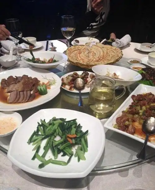 中国人称请客吃饭叫"饭局",饭桌上有学问