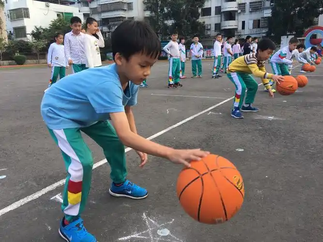 二三年级花样拍皮球比赛