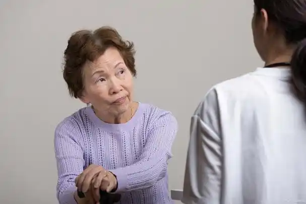 婆婆王春菊在那里和售货员赵兰兰吵的不可开交,一如上辈子那样,不管不