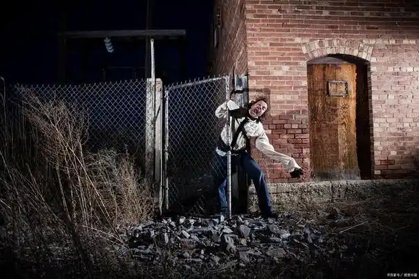 深夜小区惊现凄厉女声,难道是她?逃离精神病院的女疯子!