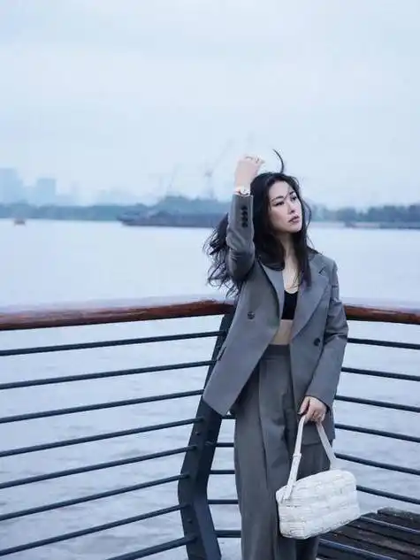 朱珠一家三亚旅游,穿比基尼热辣如"人间尤物",女儿呆萌超可爱_带着