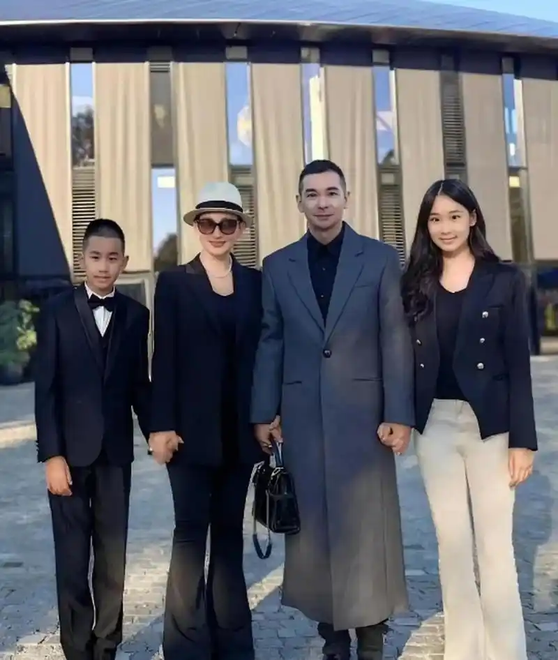 她媳妇的打扮让她看起来像个地道的东北人,而赵文卓的眼神炯炯有神