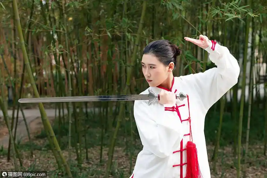 舞剑的女性形象黄种人耍剑