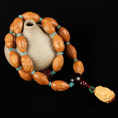 【主材质】橄榄核十八罗汉 【配饰材质】牦牛角三通 黄杨木关公 小叶